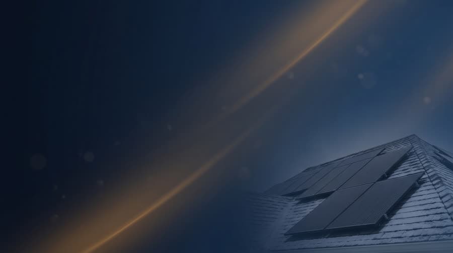 Panneaux solaires noirs sur une toiture enneigée, ciel bleu nuit